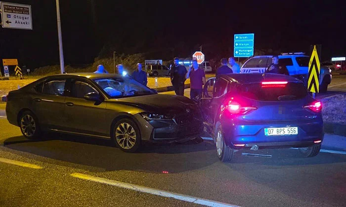 Akseki Kavşağı’nda kaza: 3 yaralı