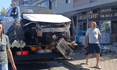 Alanya’da yayaya çarpan araç otobüs durağını biçti: 3 yaralı