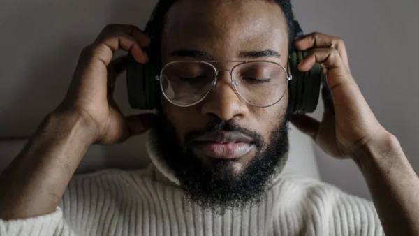 Alors que votre cerveau reste en état d'alerte après un stress, la musique pourrait l'aider à en sortir