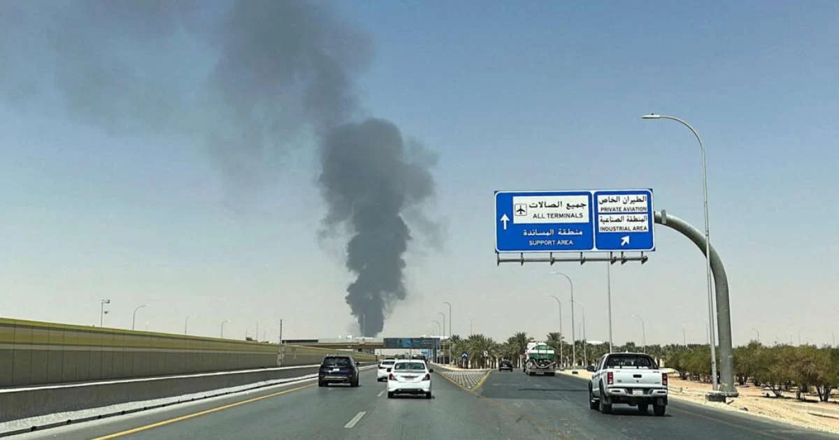 Após alerta de bombardeio, incêndio perto do aeroporto de Riade gera atrasos e cancelamentos 1 Após alerta de bombardeio, incêndio perto do aeroporto de Riade gera atrasos e cancelamentos