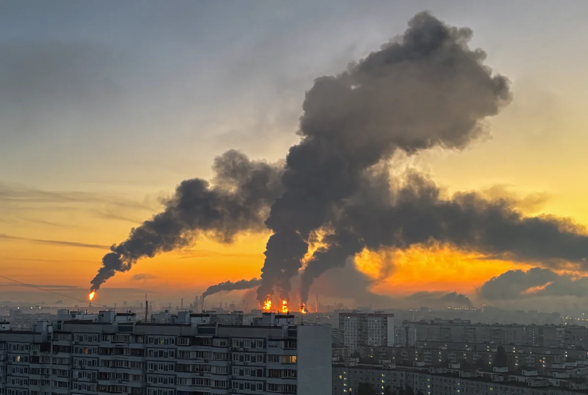 Ataque de drones da Ucrânia deixa dois mortos e 20 feridos em Moscou 4 Ataque de drones ucranianos atinge refinaria de petróleo e mata 2 em dia de eleição na Rússia