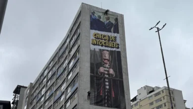 Ato de Zema tem faixa com Moraes atrás das grades na Paulista