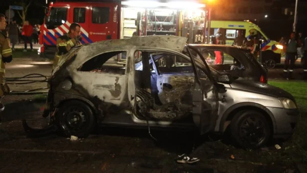 Auto compleet verwoest door brand in Roosendaal