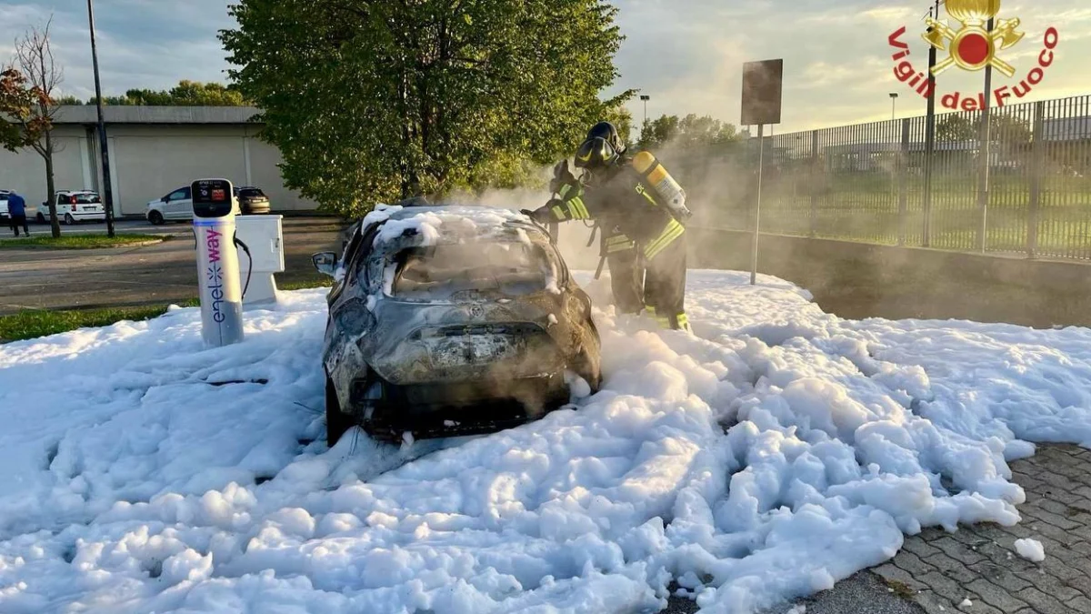 Auto elettrica in ricarica distrutta da un incendio nel parcheggio del centro commerciale 1 Auto elettrica in ricarica distrutta da un incendio nel parcheggio del centro commerciale