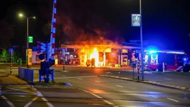 Auto rijdt tegen tankstation in Hoorn en vliegt in brand, inzittenden gewond 4 Auto rijdt tegen tankstation in Hoorn en vliegt in brand, inzittenden gewond
