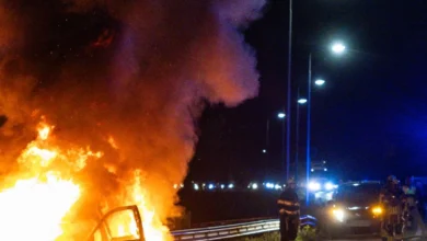 Auto volledig in brand op A32 bij Heerenveen