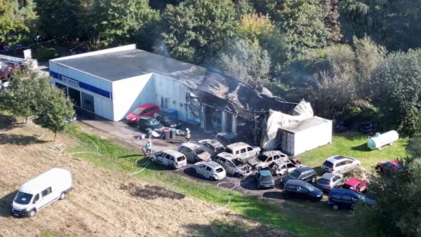 Autohaus-Brand in Bützow: 95 Einsatzkräfte vor Ort
