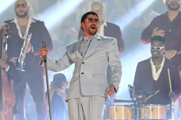 Bad Bunny gana su primer Emmy gracias a su espectáculo de medio tiempo del Super Bowl.