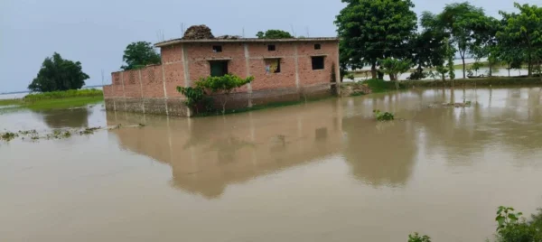 Ballia News: सरयू का जलस्तर घटा, दियरांचल में बाढ़ की दुश्वारियां बरकरार