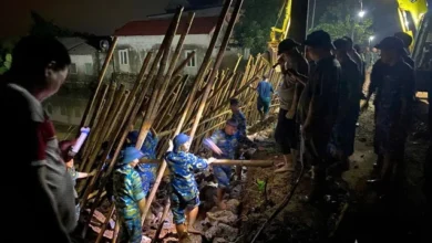 Bekerja sepanjang malam untuk membantu masyarakat membangun tanggul guna mencegah banjir. 5 Bekerja sepanjang malam untuk membantu masyarakat membangun tanggul guna mencegah banjir.
