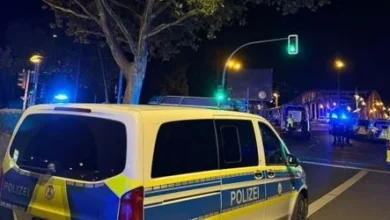 Berlin – Prenzlauer Berg: Auto in Gleisbett geschleudert – Fahrer stirbt