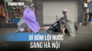 Bì bõm lội qua nhiều tuyến phố Hà Nội ngập sâu, rác nổi lềnh bềnh 2 Bì bõm lội qua nhiều tuyến phố Hà Nội ngập sâu, rác nổi lềnh bềnh