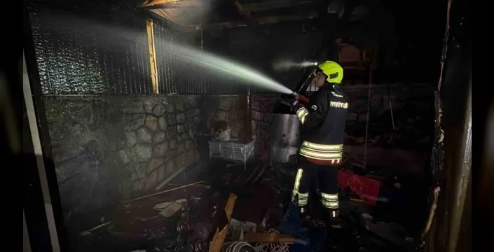 Bolu'da ikiz villanın bahçesindeki yangın söndürüldü