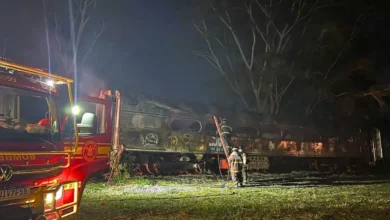 Bombeiros combatem incêndio em vagões no pátio ferroviário de Aquidauana