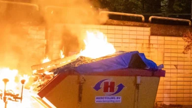 Bouwcontainer met grofvuil vliegt in brand | Twee explosies kort na elkaar in één straat