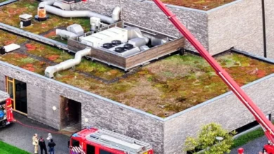 Brand bij crematorium: twee brandweerwagens en hoogwerker rukken uit