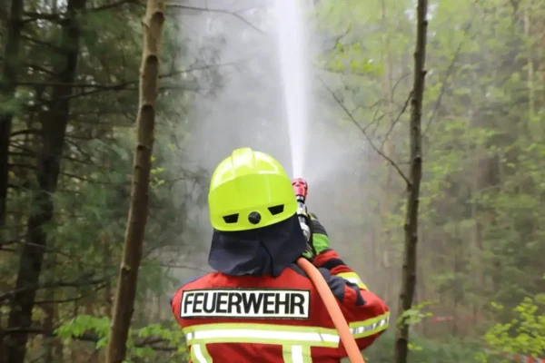 Brand in Hamburg-Billbrook: 80 Retter im Kraftwerk