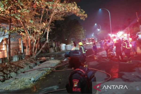 Brimob Polda Metro Jaya amankan lokasi kebakaran pabrik di Lippo Cikarang