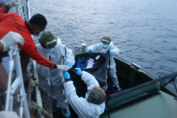 Cadáveres rescatados en ferry filipino llegan a puerto tras incendio con al menos 35 muertos