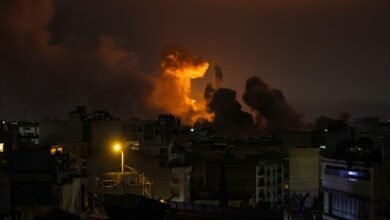 صورة أرشيفية لتصاعد أعمدة الدخان فوق طهران عقب دوي انفجارات في المدينة، في 28 مارس/آذار 2026.