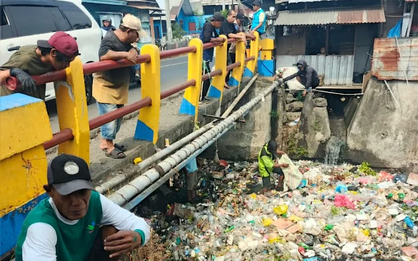 Cegah Banjir, DLH Ternate Bersama Warga Bersihkan Kali Mati di Kelurahan Sasa