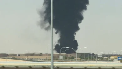 Chamas e fumaça são vistas perto de aeroporto de Riad após alerta de ataque aéreo