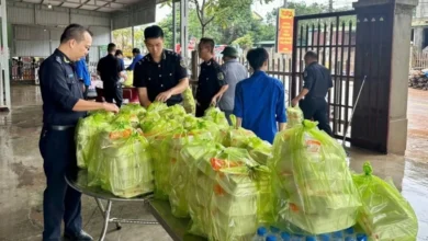 Chi cục Hải quan khu vực IX hỗ trợ các hộ dân vùng ngập lụt tại xã Lao Bảo 3 Chi cục Hải quan khu vực IX hỗ trợ các hộ dân vùng ngập lụt tại xã Lao Bảo