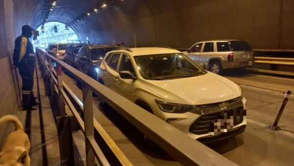 Choque múltiple en el interior del túnel de Guayasamín de Quito
