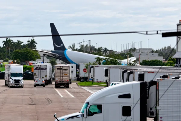 Cinco mortos em acidente com avião de carga estavam em veículos 1 Cinco mortos em acidente com avião de carga estavam em veículos