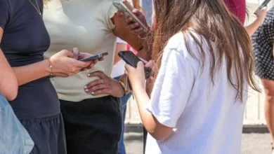 Comment Emmanuel Macron compte faire aboutir l'interdiction des réseaux sociaux aux moins de 15 ans malgré la