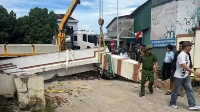 Cổng chào sập, đè đứt tay nam sinh
