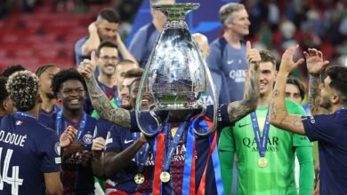 لاعب باريس سان جيرمان يضع كأس بطولة دوري أبطال أوروبا على رأسه