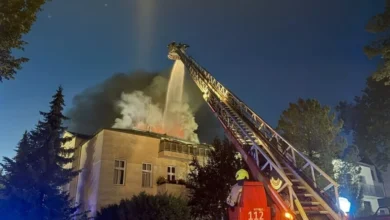 Dach steht komplett in Flammen: Feuerwehr kämpft seit Stunden