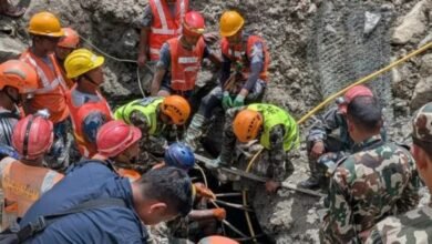 Homens resgatados em: Homens resgatados em usina no Nepal após nove dias presos chegam a hospital