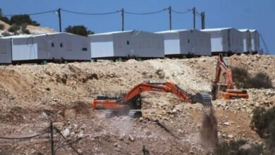 جرافة تقوم بأعمال الحفر