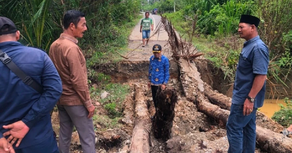 Dipicu Banjir Sehari, Jembatan Penghubung Dua Desa di Kecamatan Setia Roboh