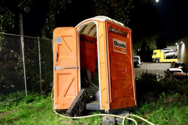 Dixi langs spoor vliegt in brand, melding van stenen op spoor onderzocht