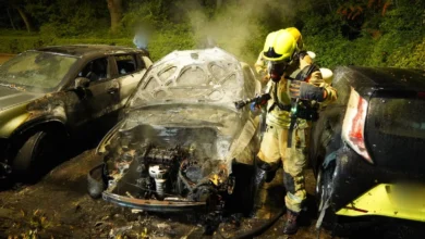 Drie auto's beschadigd door brand in Rotterdam-Schiebroek