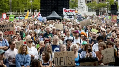 Duizenden mensen bij klimaatmars in Amsterdam: 'Holy moly, stop met olie'