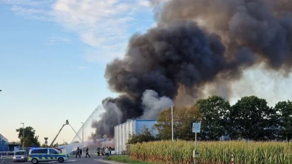 Dunkler Qualm: Kunststoffbrand in Sortieranlage: Feuerwehr im Großeinsatz