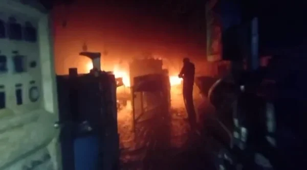 कानपुर: जूता फैक्टरी में धधकी भीषण आग, तैयार स्टॉक जलकर खाक, दो घंटे में पाया काबू, लाखों के नुकसान का अनुमान 1 कानपुर: जूता फैक्टरी में धधकी भीषण आग, तैयार स्टॉक जलकर खाक, दो घंटे में पाया काबू, लाखों के नुकसान का अनुमान