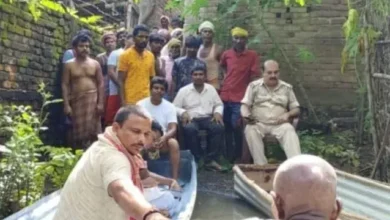 घर के चारों तरफ फैले बाढ़ के पानी ने ले ली जान
