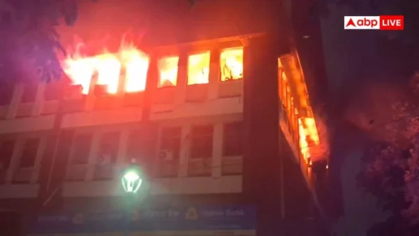 जमशेदपुर की LIC बिल्डिंग की चौथी मंजिल पर भीषण आग, 4 दमकलों ने पाया काबू