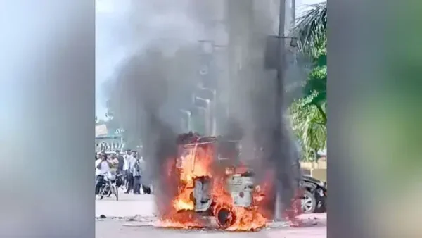 झांसी में कार से टक्कर के बाद ऑटो में लगी आग, चार यात्री झुलसे और ड्राइवर फरार