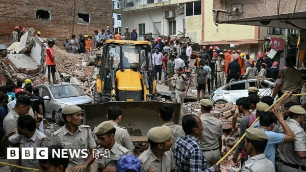 दिल्ली में एक इमारत ढही, चश्मदीद ने कहा- मलबे के अंदर से आ रही हैं बचाने की आवाज़ें
