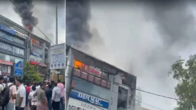 दिल्ली में हल्दीराम आउटलेट बना आग का गोला, अंदर फंसे थे 30 लोग; दिल्ली पुलिस ने ऐसे जिंदा निकाला 4 दिल्ली में हल्दीराम आउटलेट बना आग का गोला, अंदर फंसे थे 30 लोग; दिल्ली पुलिस ने ऐसे जिंदा निकाला