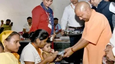 बाढ़ में योगी सरकार का राहत अभियान जारी, पीड़ितों के लिए 6.83 लाख लंच पैकेट और राहत किट बांटे