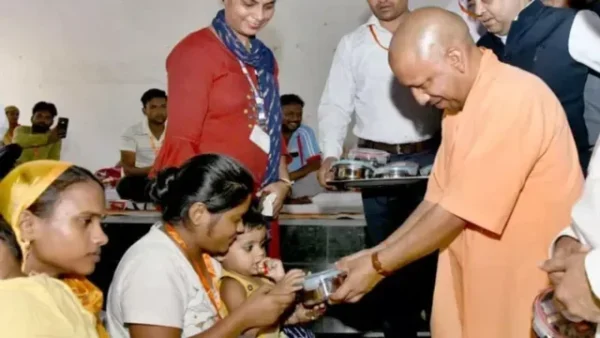 बाढ़ में योगी सरकार का राहत अभियान जारी, पीड़ितों के लिए 6.83 लाख लंच पैकेट और राहत किट बांटे