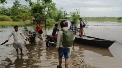 भारत-नेपाल बॉर्डर पर बाढ़ का पानी भरने से रास्ता बंद, आवाजाही के लिए नाव का सहारा ले रहे लोग 3 भारत-नेपाल बॉर्डर पर बाढ़ का पानी भरने से रास्ता बंद, आवाजाही के लिए नाव का सहारा ले रहे लोग