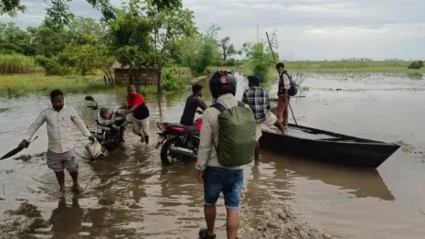 भारत-नेपाल बॉर्डर पर बाढ़ का पानी भरने से रास्ता बंद, आवाजाही के लिए नाव का सहारा ले रहे लोग 1 भारत-नेपाल बॉर्डर पर बाढ़ का पानी भरने से रास्ता बंद, आवाजाही के लिए नाव का सहारा ले रहे लोग